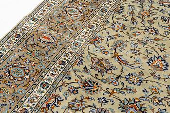 A Kashan carpet, ca 395 x 277 cm.
