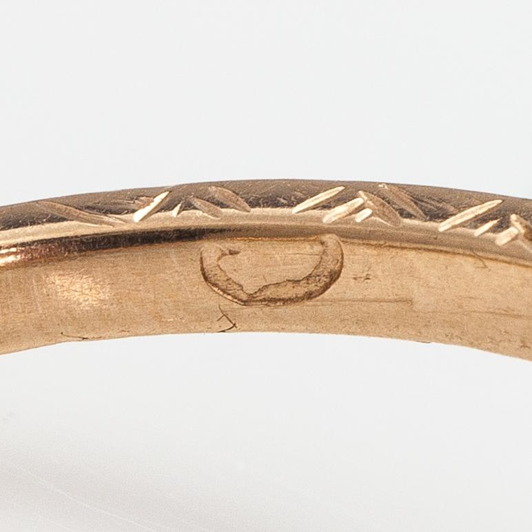 A 13-14K gold ring with a synthetic spinelle and rose-cut dimaonds.