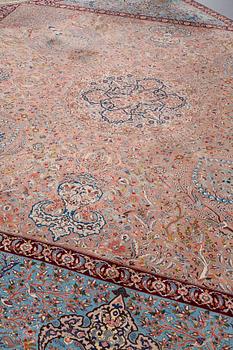 A CARPET, Old Esfahan, ca 416 x 305 cm (+ the ends have 5,5 and 7 cm flat weave).