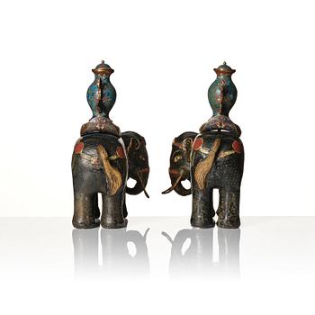 Elefanter, ett par, cloisonné och champleve, Qingdynasti, 17/1800-tal.