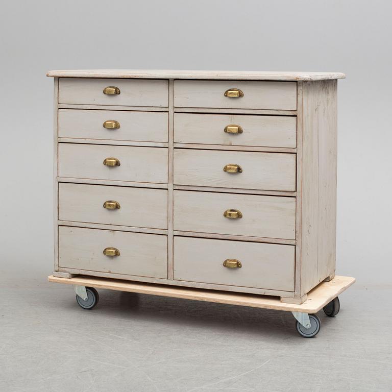 A chest of drawers from around year 1900.