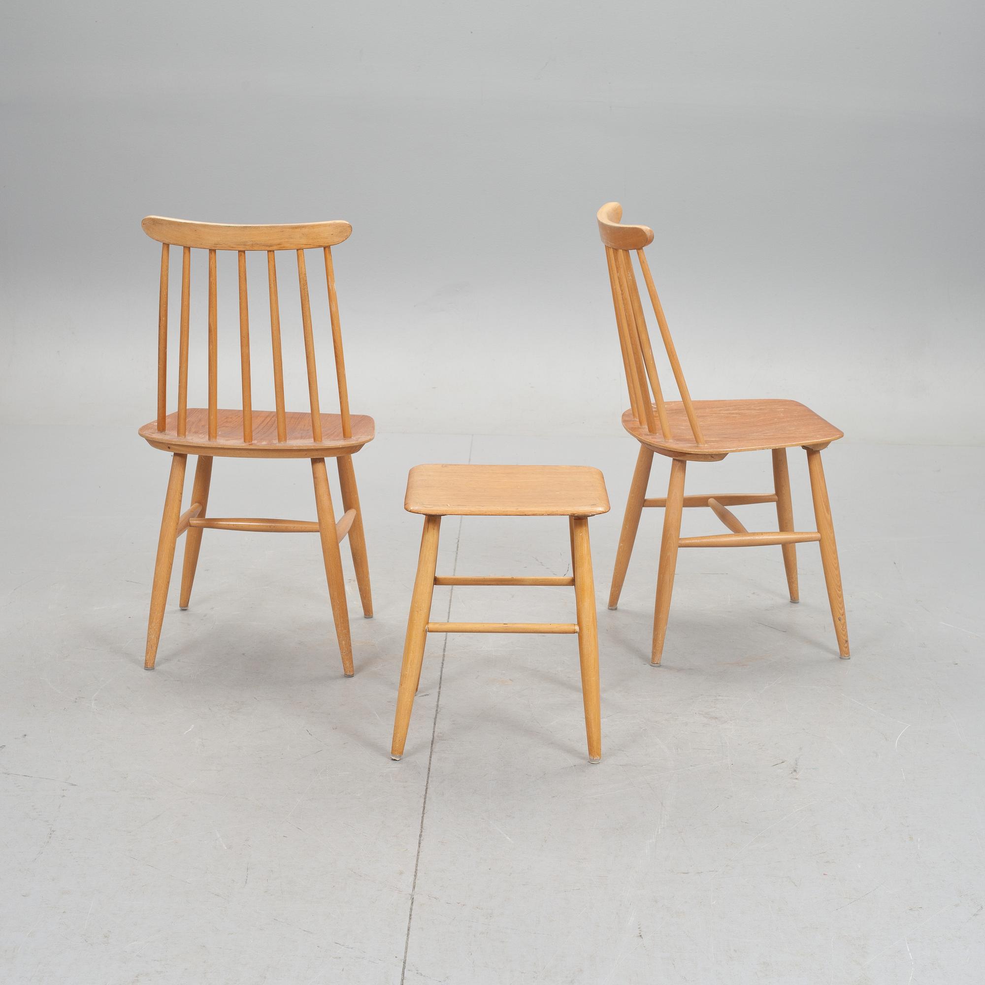PINNSTOLAR, 2 st och PALL, Tapiovaara Design, Edsbyverken, 1950-tal.