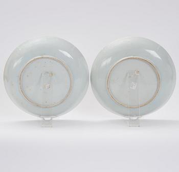 A part imari dinner service, Qing dynasty, early 18th Century. (4 pieces).