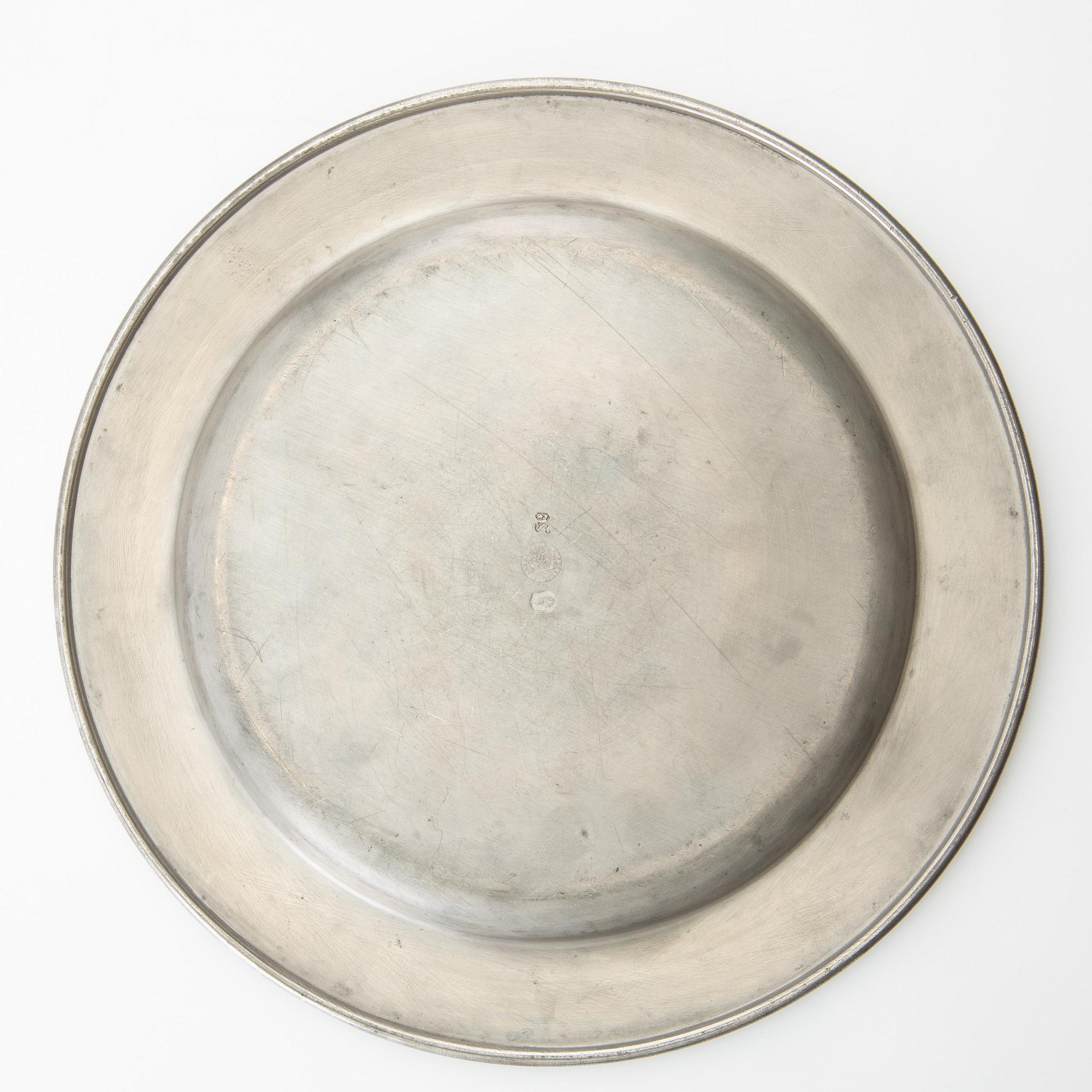 Firma Svenskt Tenn, flaskställ ett par av vitmetall modell nr 2562, samt fat av tenn, Stockholm 1900-talets andra hälft.