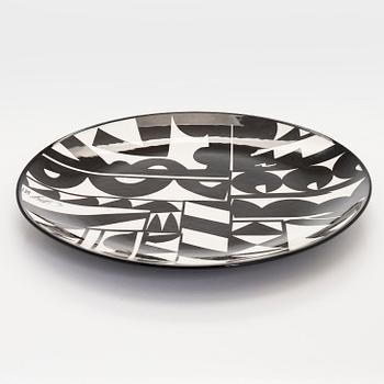 Howard Smith, A ceramic plate. Signed H Smith. Arabia, Finland.