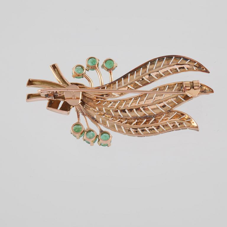 BROSCH, 14K guld med 6 fasettslipade smaragder. Vikt 7,7 gram.