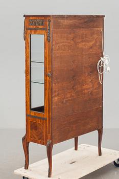 VITRINSKÅP, gustaviansk stil, 1900-tal.