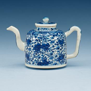 A blue and white tea pot with cover. Qing dynasty, Kangxi (1662-1722).