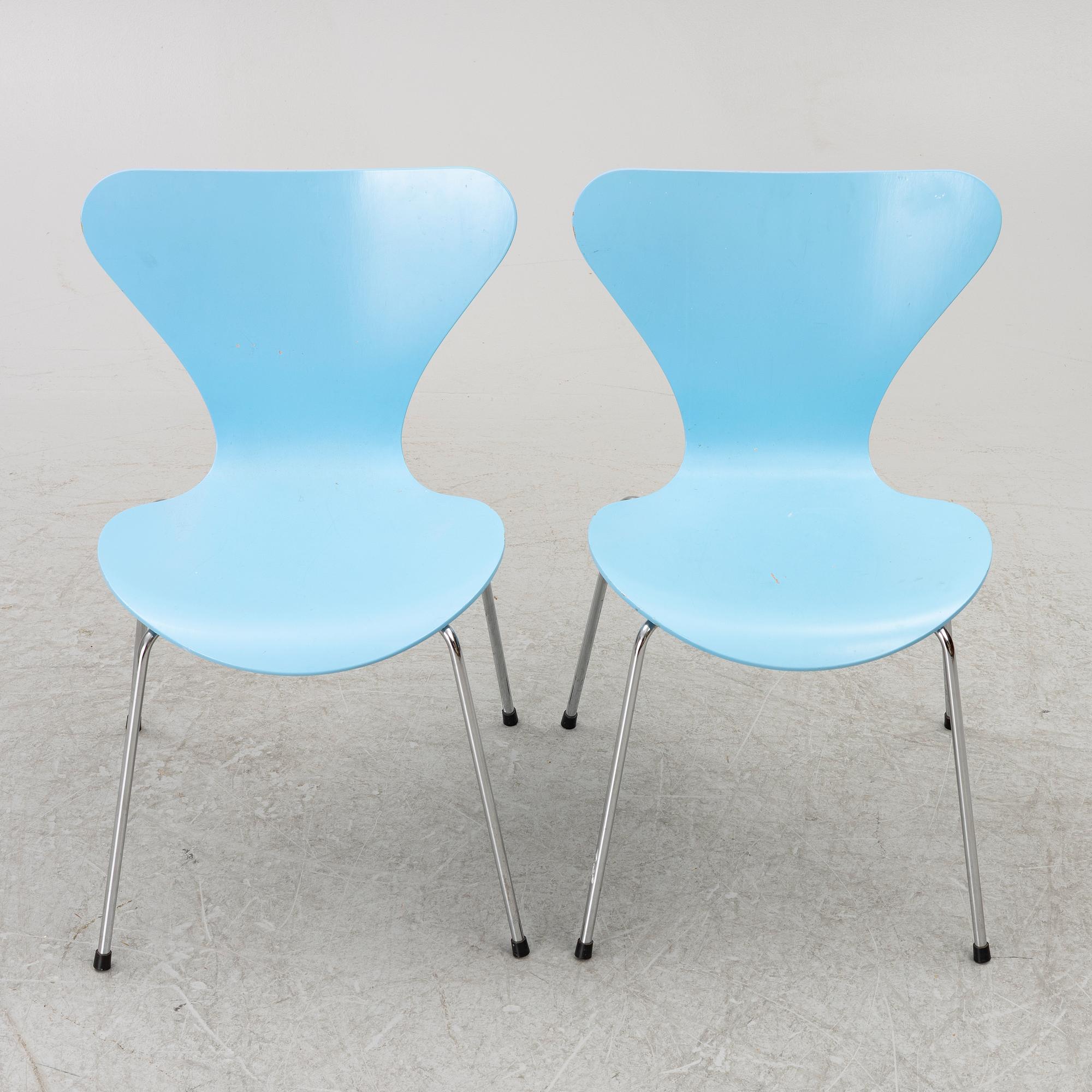 Arne Jacobsen, a pair of 'Seven' chairs, Fritz Hansen, Denmark, 1993.