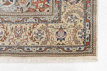 A Tabriz type carpet, c. 300 x 200 cm.