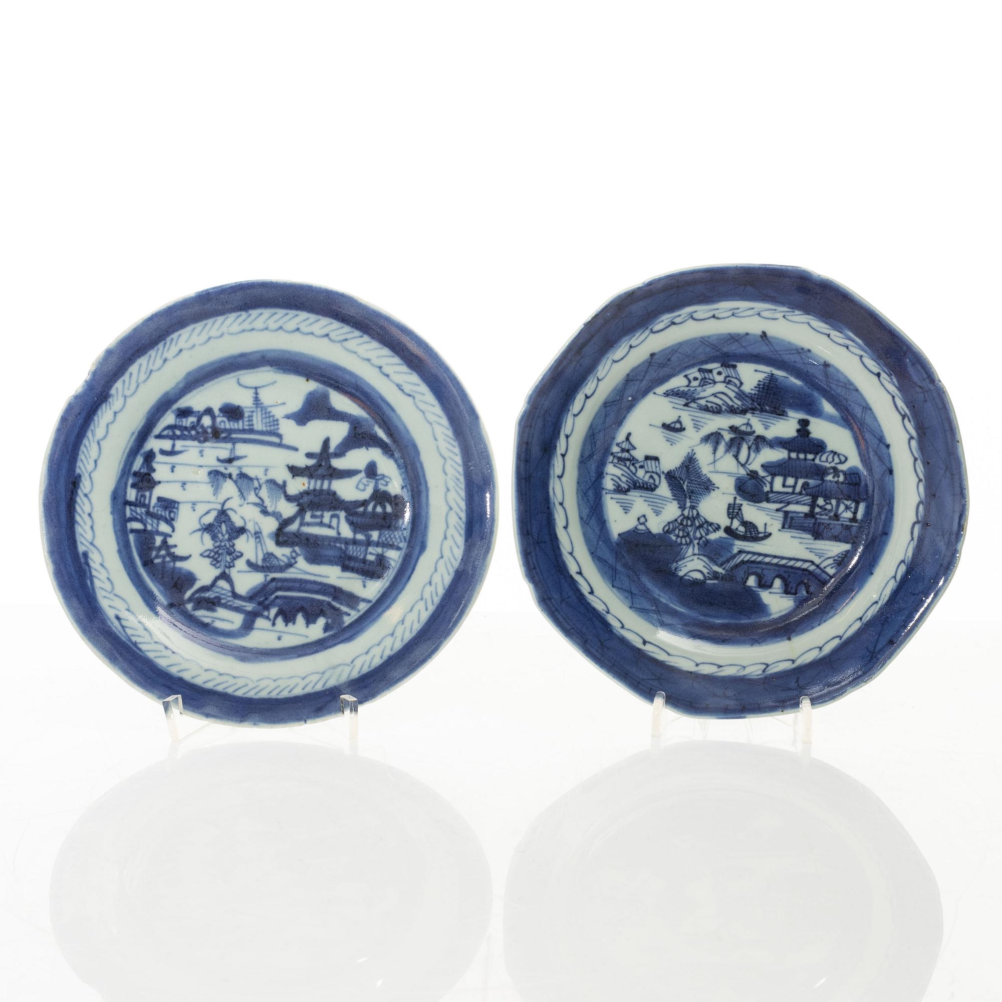 A set of thirteen Chinese blue and white porcelain dishes, Qing dynasty, 19th century.