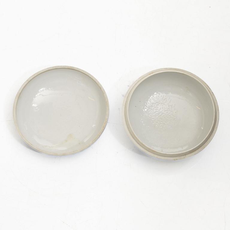 Stekfat, 5 st, kompaniporslin, Qingdynastin, Kina, 1700/1800-tal samt ask med lock och vas, Kina, 1900-tal.