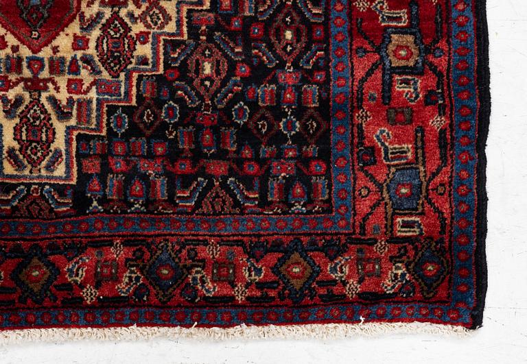 A Senneh rug, a. 159 x 117 cm.