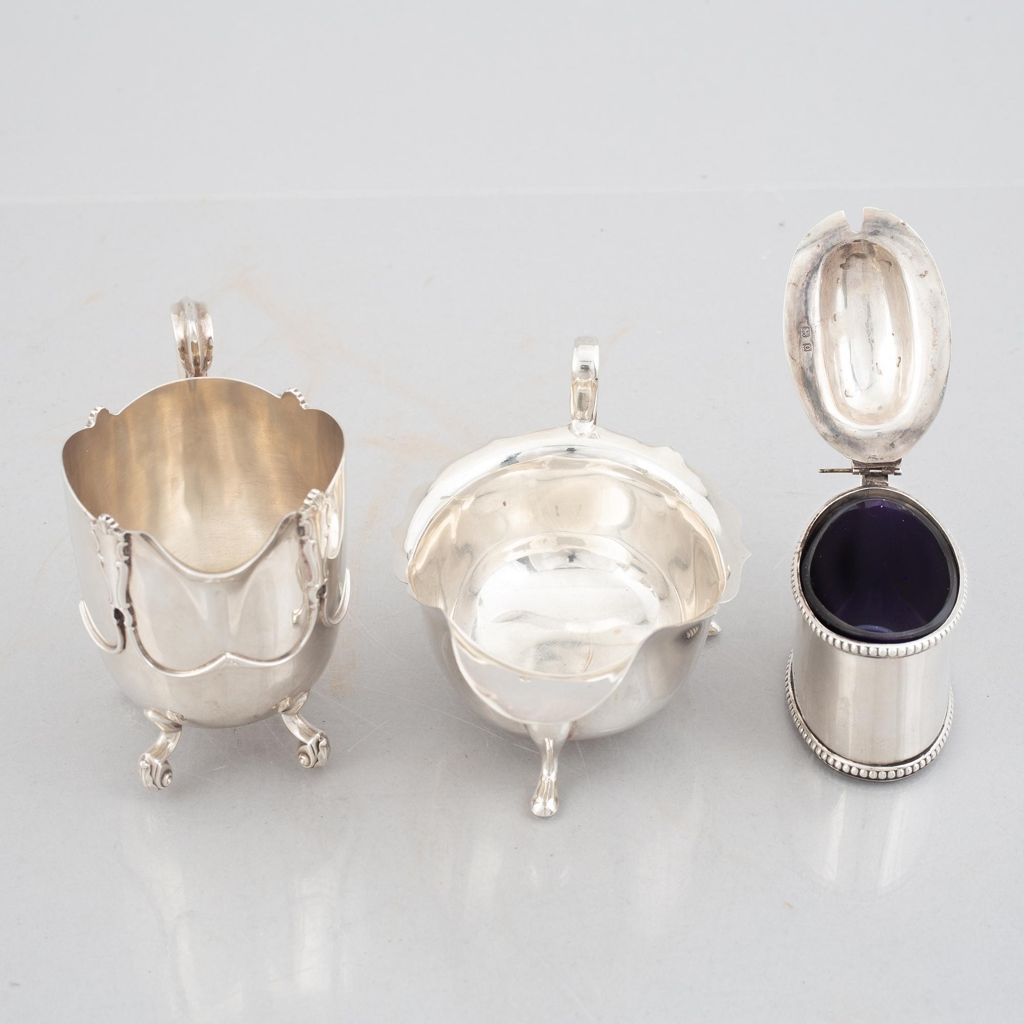 Seven pieces of English silver, different silver smiths, 1904-1936.
