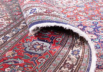 A carpet, Tabriz, ca 295 x 190 cm.