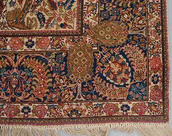 A CARPET, a semi-antique Tabriz, ca 297,5 x 195 cm.