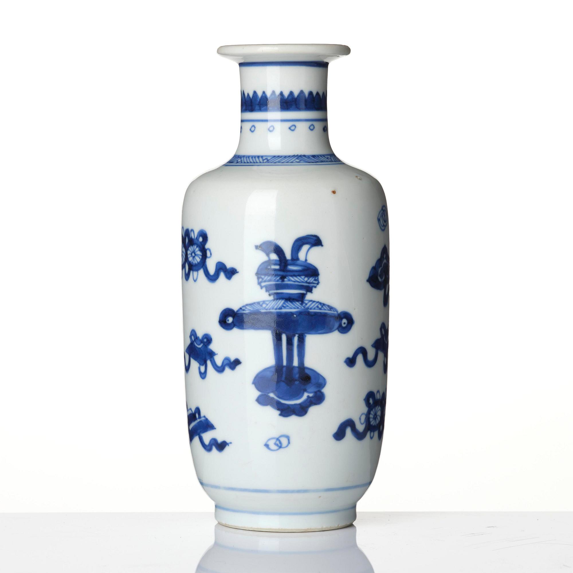 A blue and white roleau vase, Qing dynasty, Kangxi (1662-1722).