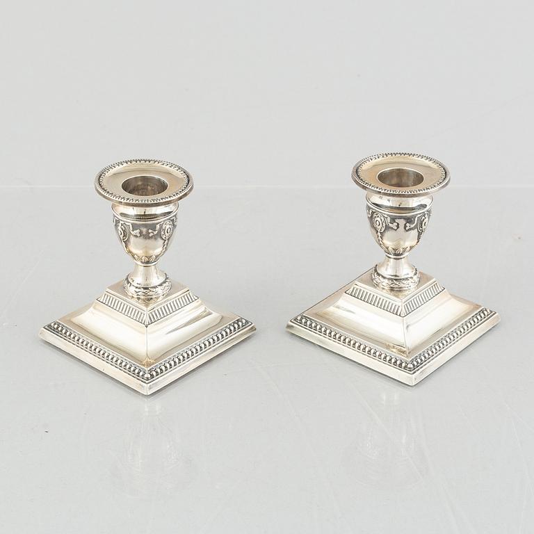 A pair of English silver candlesticks, mark of Fordham & Faulkner,  Birmingham, England 1904.