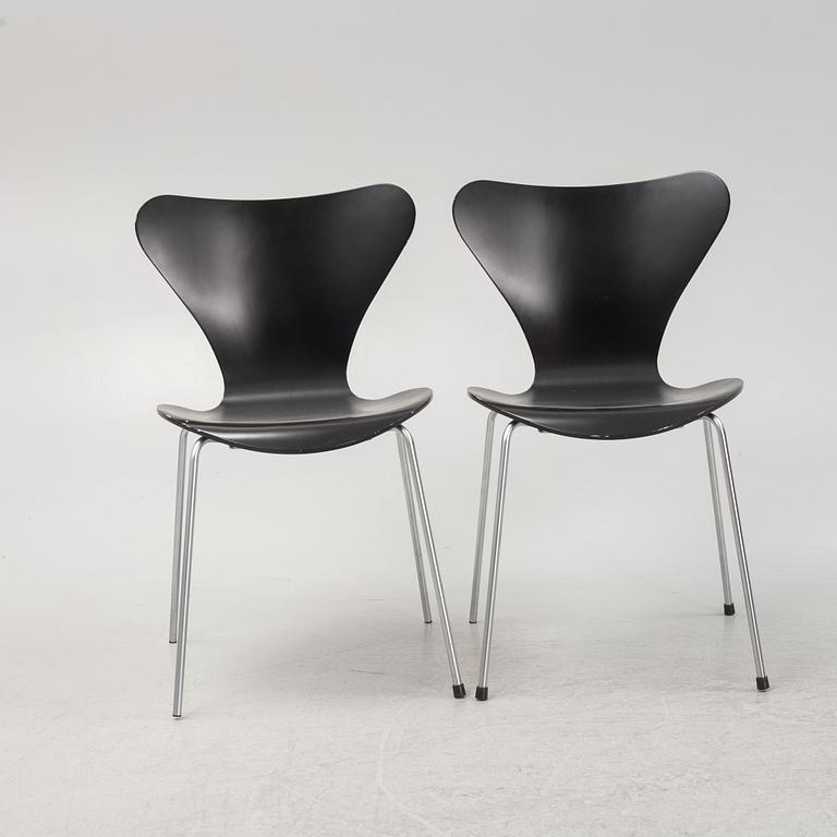 Arne Jacobsen, six 'Series 7' chairs, from Fritz Hansen, Denmark, dated 2003.