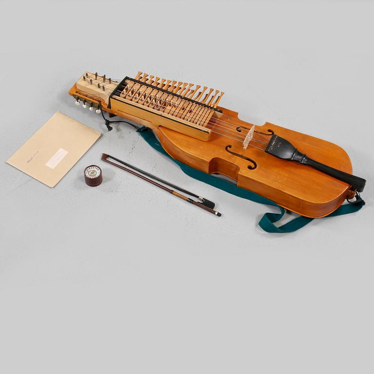 NYCKELHARPA, 1900-talets andra hälft.