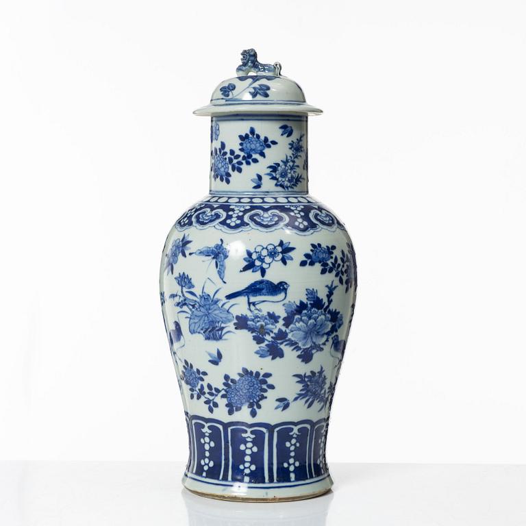 A Chinese porcelain urn with cover, late Qing dynasty, circa 1900.
