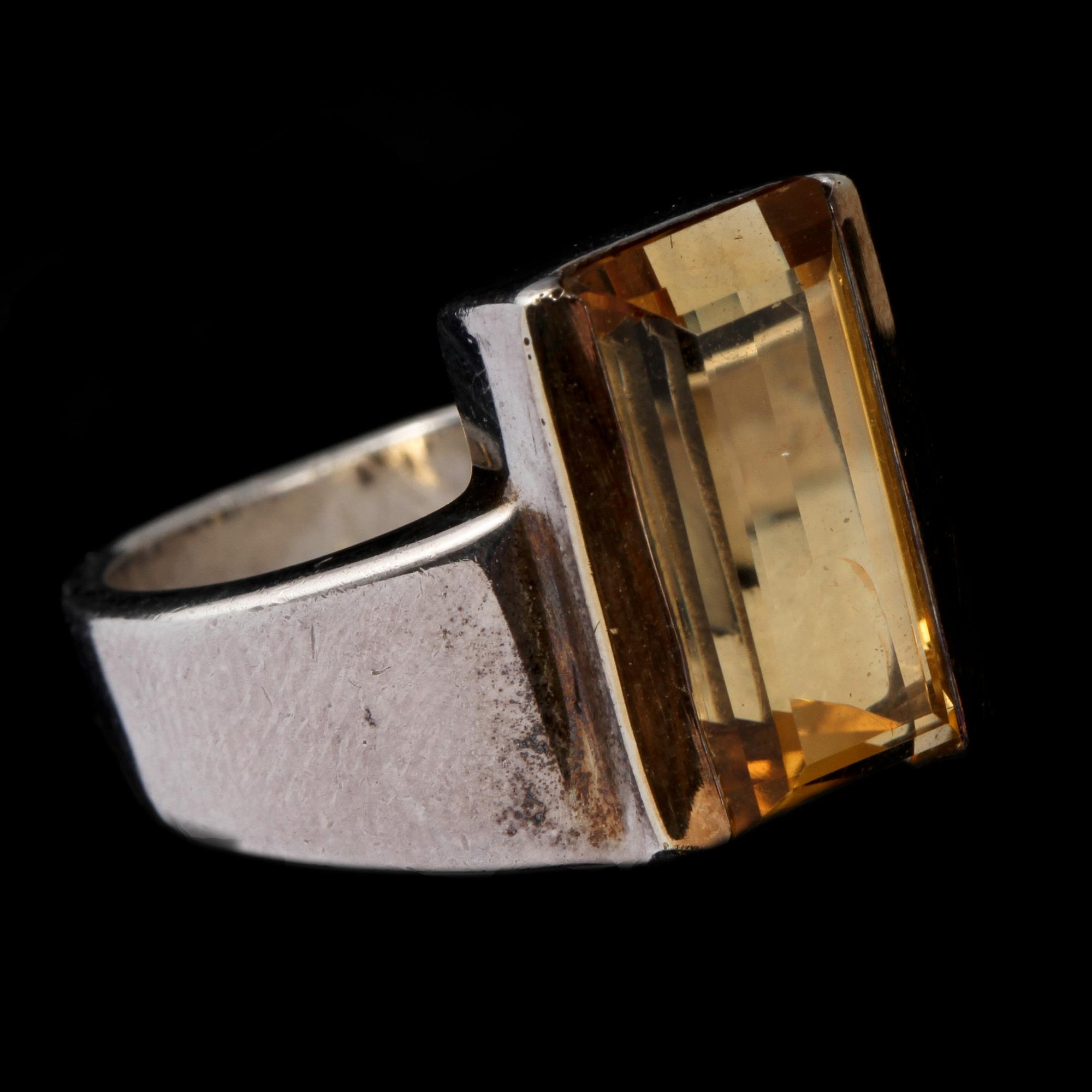 RING, 18k guld samt platina med fasettslipad citrin, märkt Lecia, 2000-tal. Vikt 10 g.