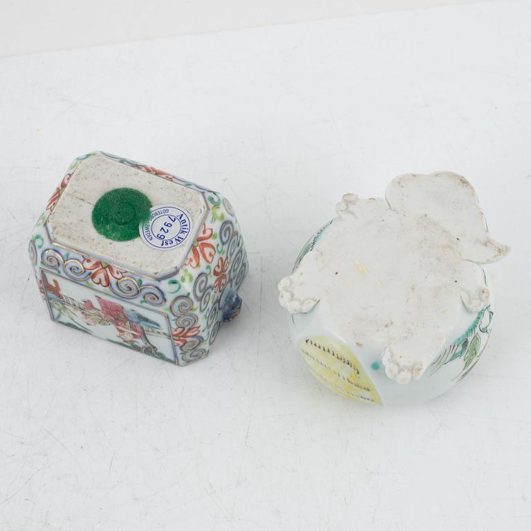 Two Chinese porcelain boxes with cover, 19th/20th century.