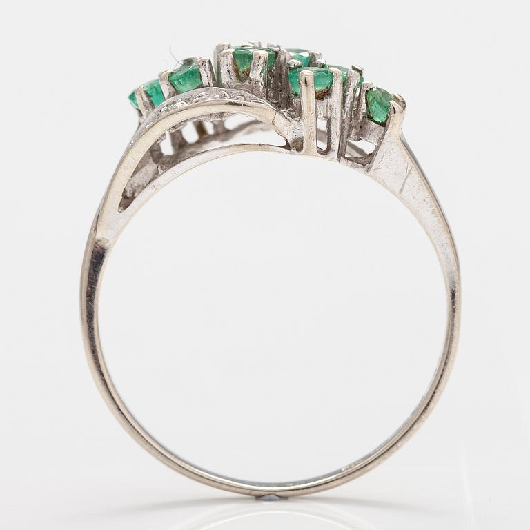 A 14K white gold ring with emeralds and diamonds ca. 0.02 ct in total. Import marked Turun Hopea, Turku 1995.