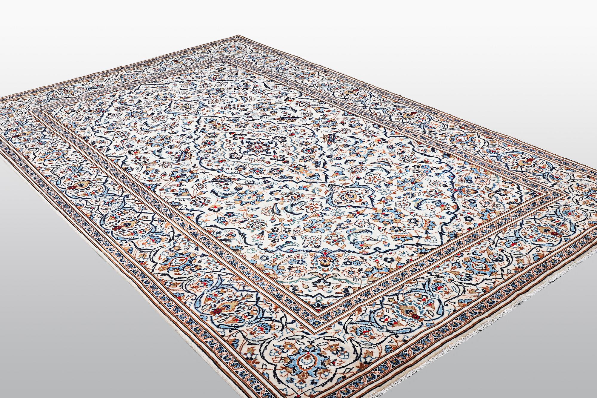 A carpet, Kashan, ca 296 x 192 cm.