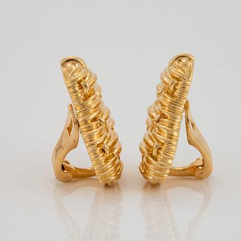 A pair of 18K gold Tiffany earrings.