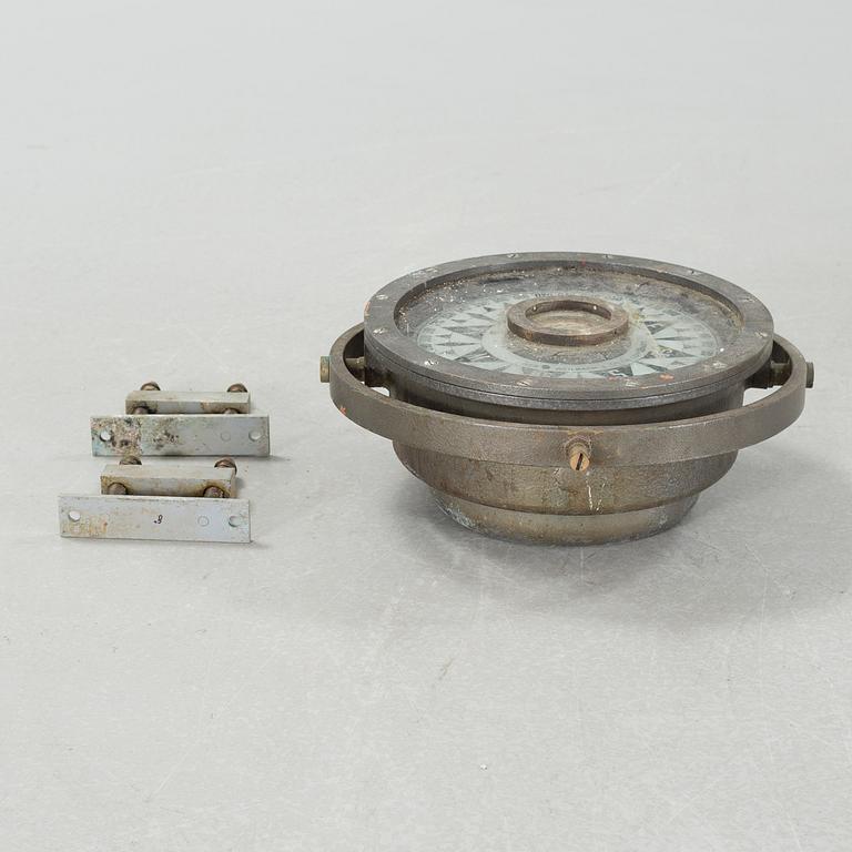 A ships compass from Iver C. Weilbach in Copenhagen, first half of the 20th century.