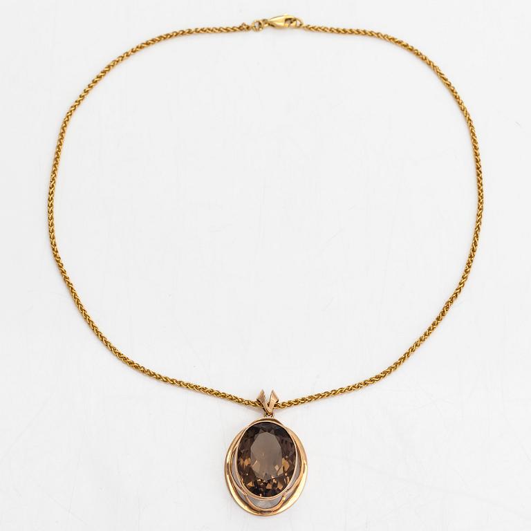 A 14K and 18K gold necklace with a smoky quartz. Olavi Nupponen, Helsinki 1963 and Tillander, Helsinki 1996.
