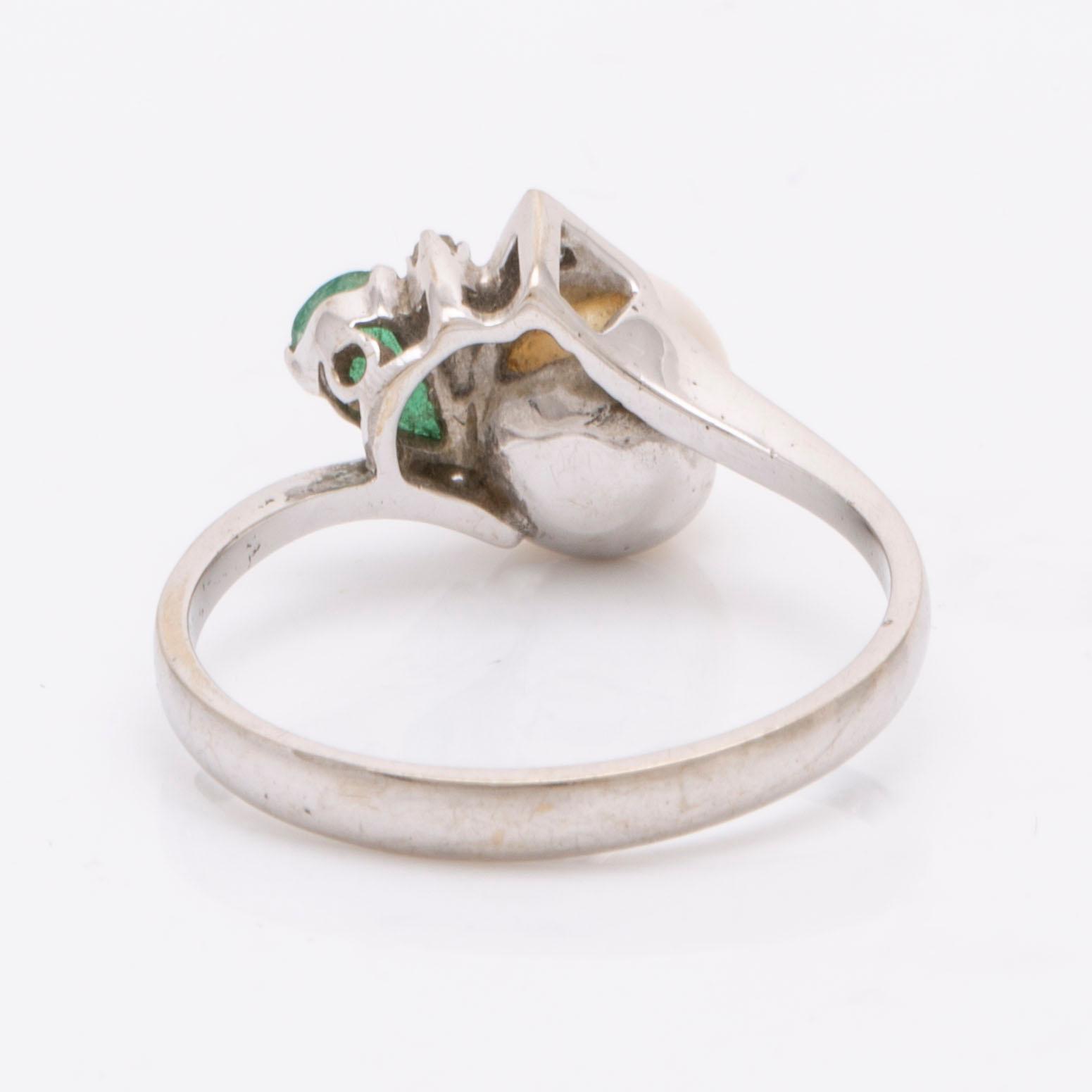 Ring 18K whitegold 1 cultured pearl approx 7,5 mm 1 emerald and 2 single-cut diamonds.