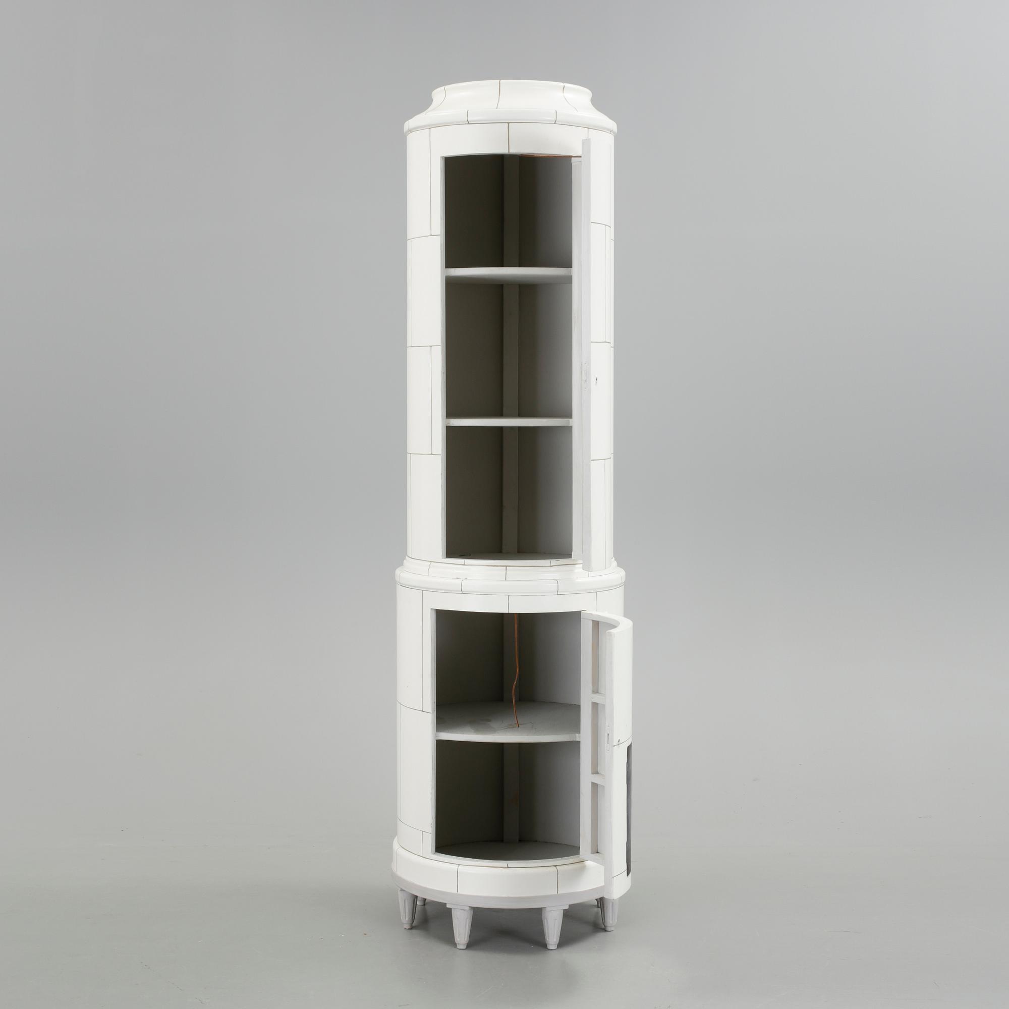 KAKELUGNSSKÅP, bemålat trä, 1900-talets andra hälft.