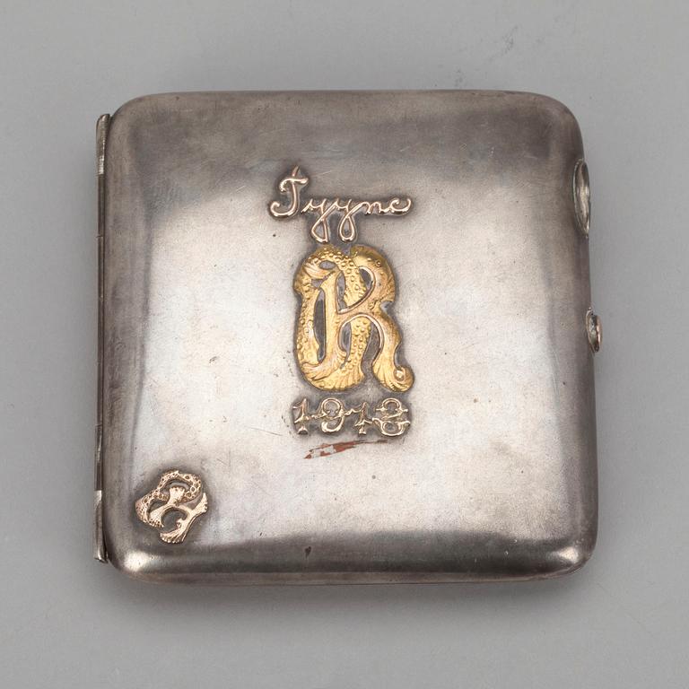 CIGARRETTETUI, 813 silver, guld. E. Montin, Vasa 1916. Vikt 191 g.