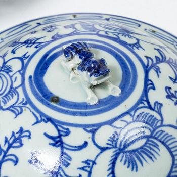 A blue and white food container, late Qing dynasty, circa 1900.