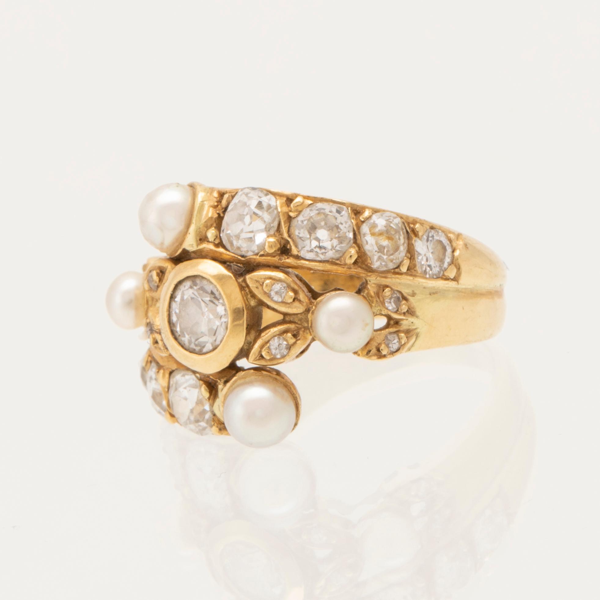 Ring 18K guld med gammalslipade diamanter och odlade pärlor.