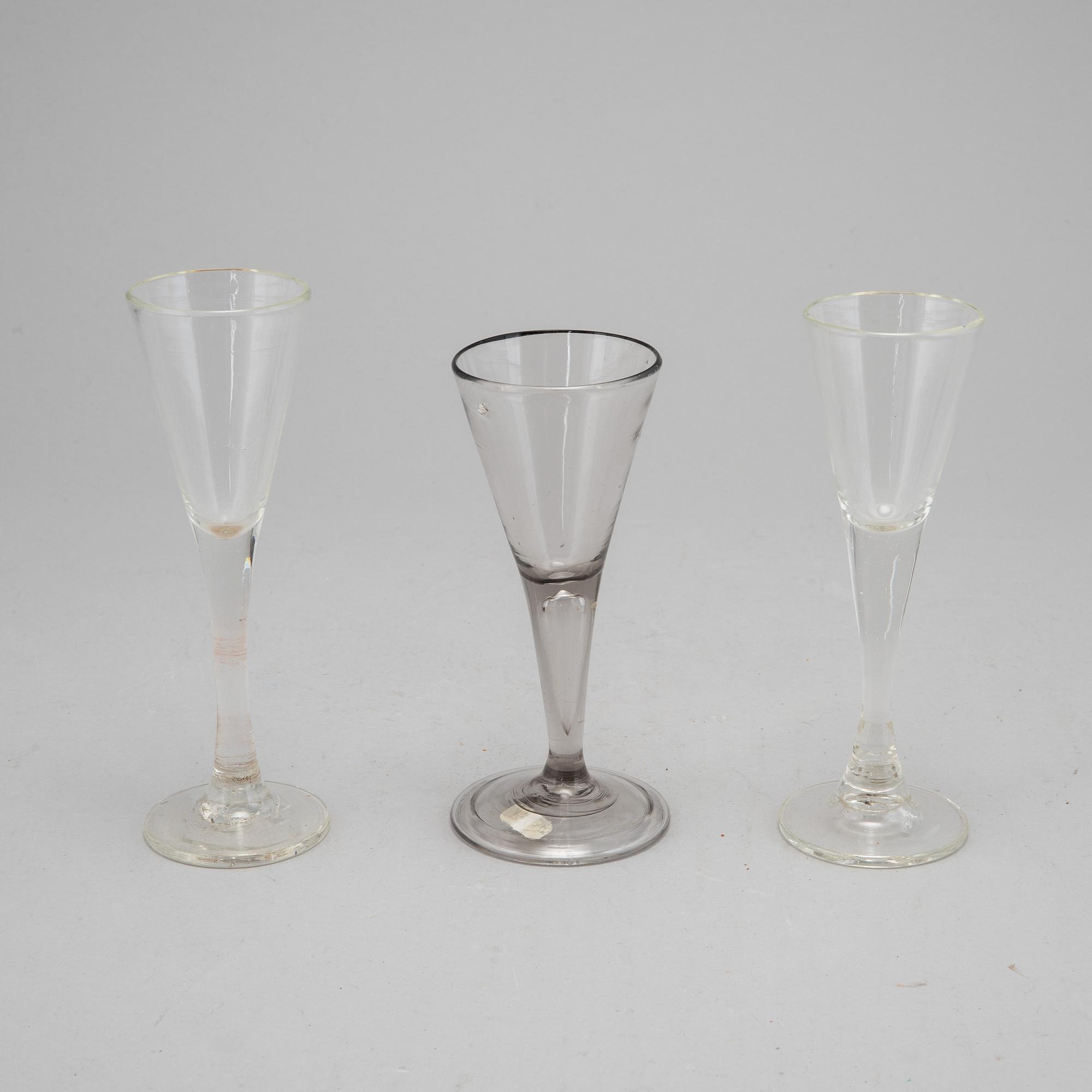 Spetsglas, tre stycken, 1+1+1, 1700-tal, samt omkring år 1800.