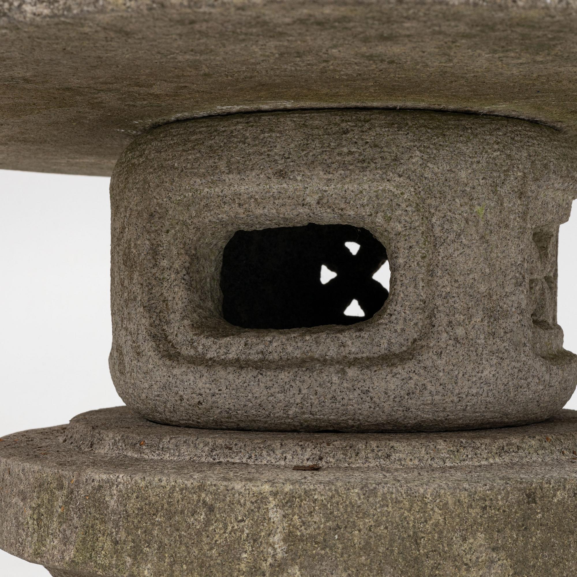 Lykta, ishi-dōrō 石灯籠, sten, Japan.