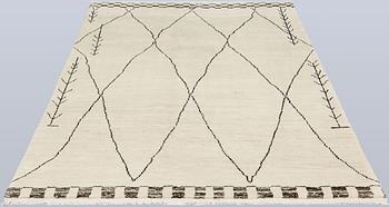 A Moroccan carpet, approx. 197 x 149 cm.