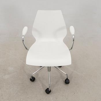 Vico Magistretti, office chair "Maui", Kartell Italy.