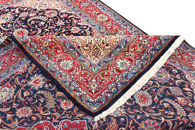 A KAshan carpet, a. 312 x 206 cm.