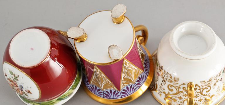 PRAKTKOPPAR, 3 st, porslin, empire och senempire, 1800-talets första hälft.