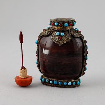 Snusflaska, metallbeklädd med inläggningar i turkos och glas. Tibet, 1800-tal.