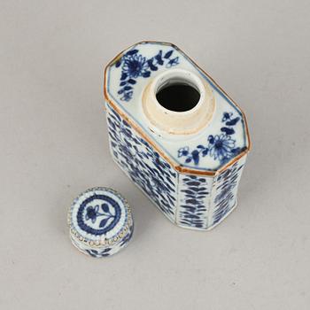 A chinese porcelain tea caddy, Kangxi (1662-1722).