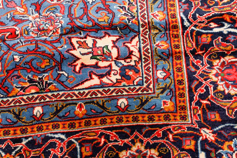 A Sarouk rug, 394 x 295 cm.