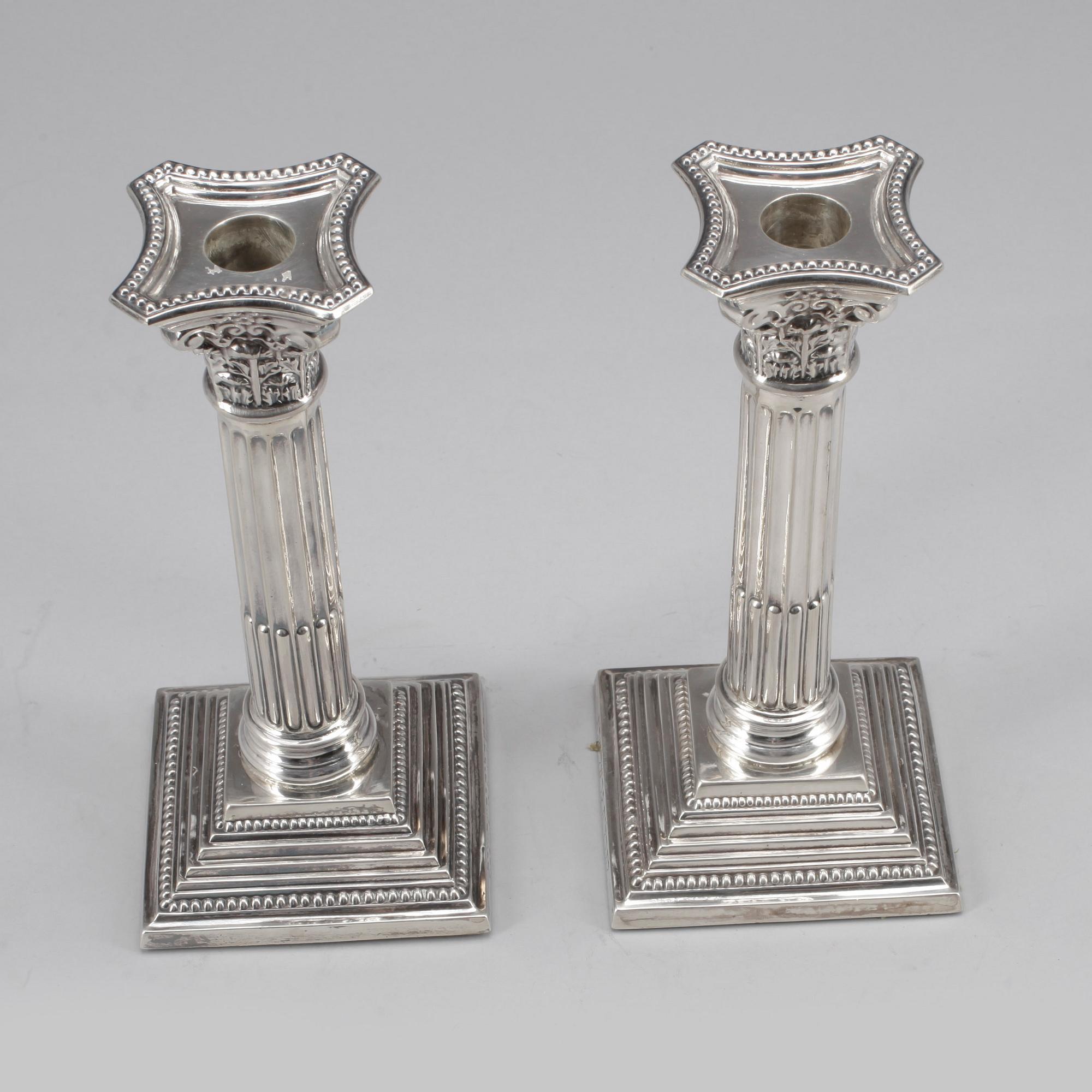 LJUSSTAKAR, ett par, silver, Birmingham, England, omkring år 1900. Fylld fot.