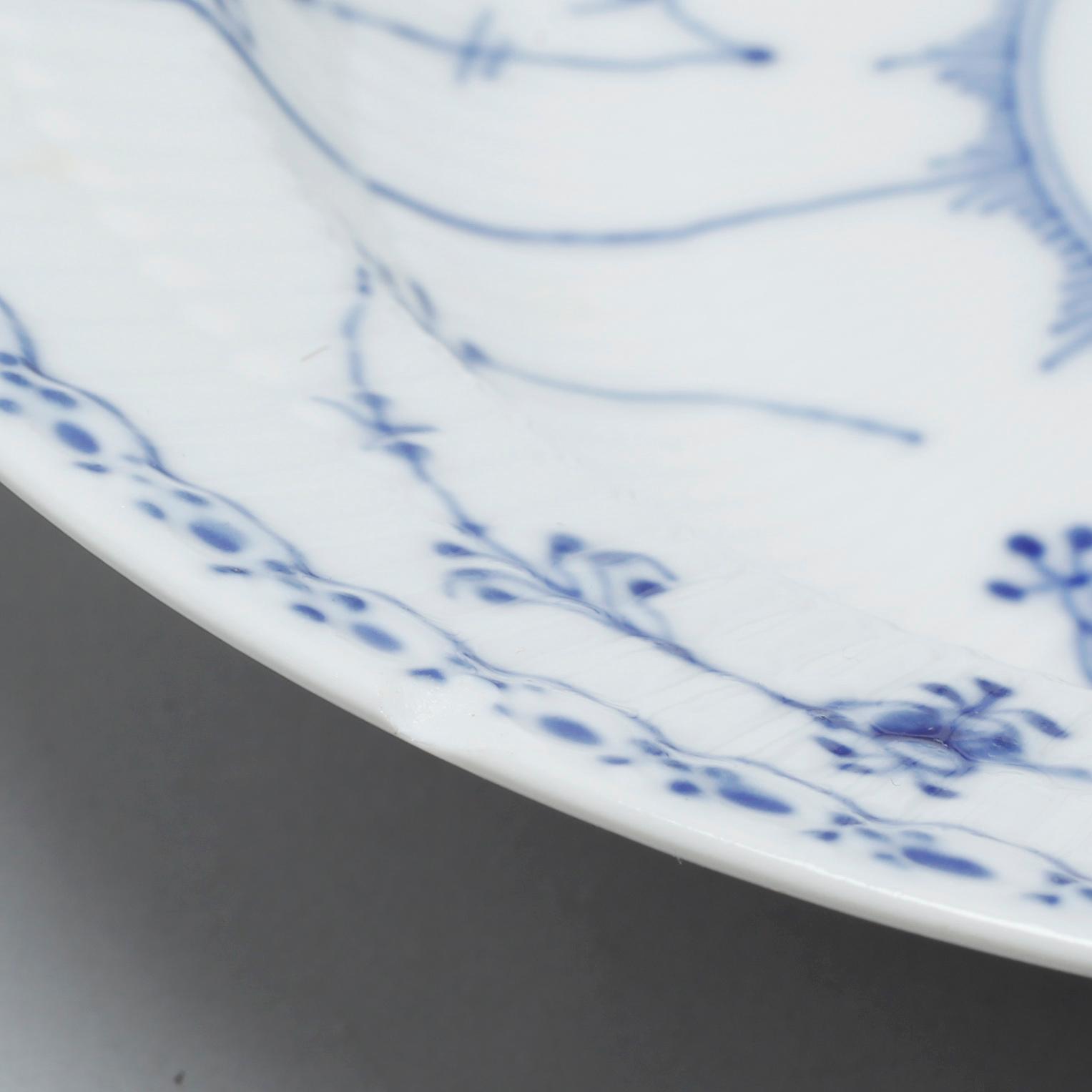 A porcelain tableware set of 92 pcs, "Musselmalet" by Royal Copenhagen, Denmark, second half of the 20th century.