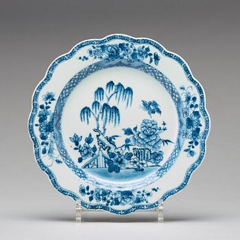 A set of 20 blue and white export porcelain dishes, Qing dynasty, Qianlong (1736-1795).