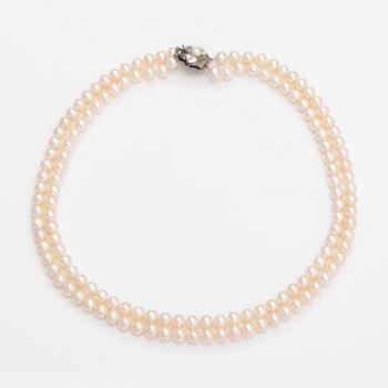 A two-strand pearl collier ja sterlinghopeaa.